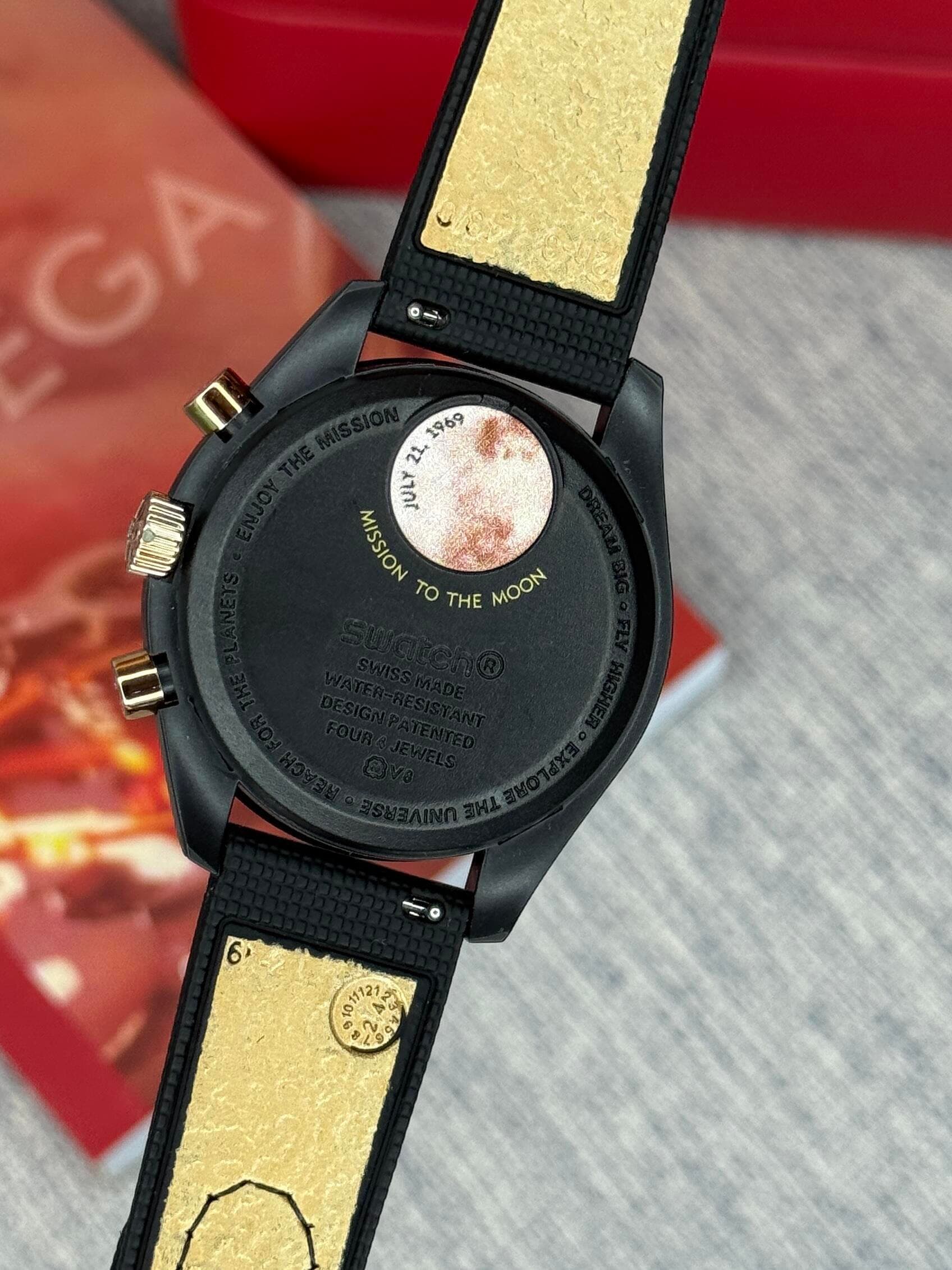ساعت امگا سواچ مدل 1969 سفر به ماه OMEGA SWATCH — تصویر ۴