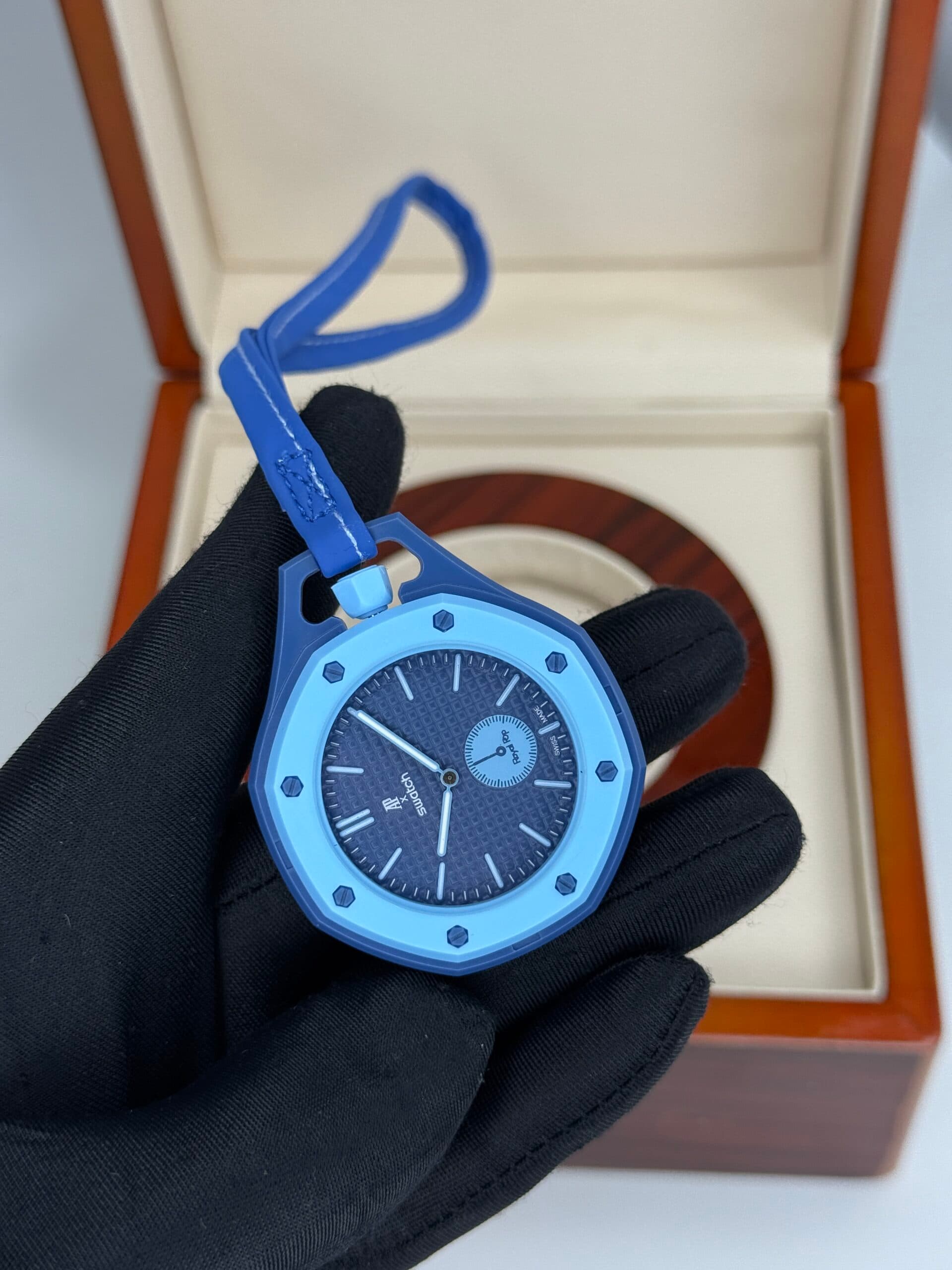 ساعت کپی AP Swatch مدل Royal Pop سورمه ای قاب آبی — تصویر ۴