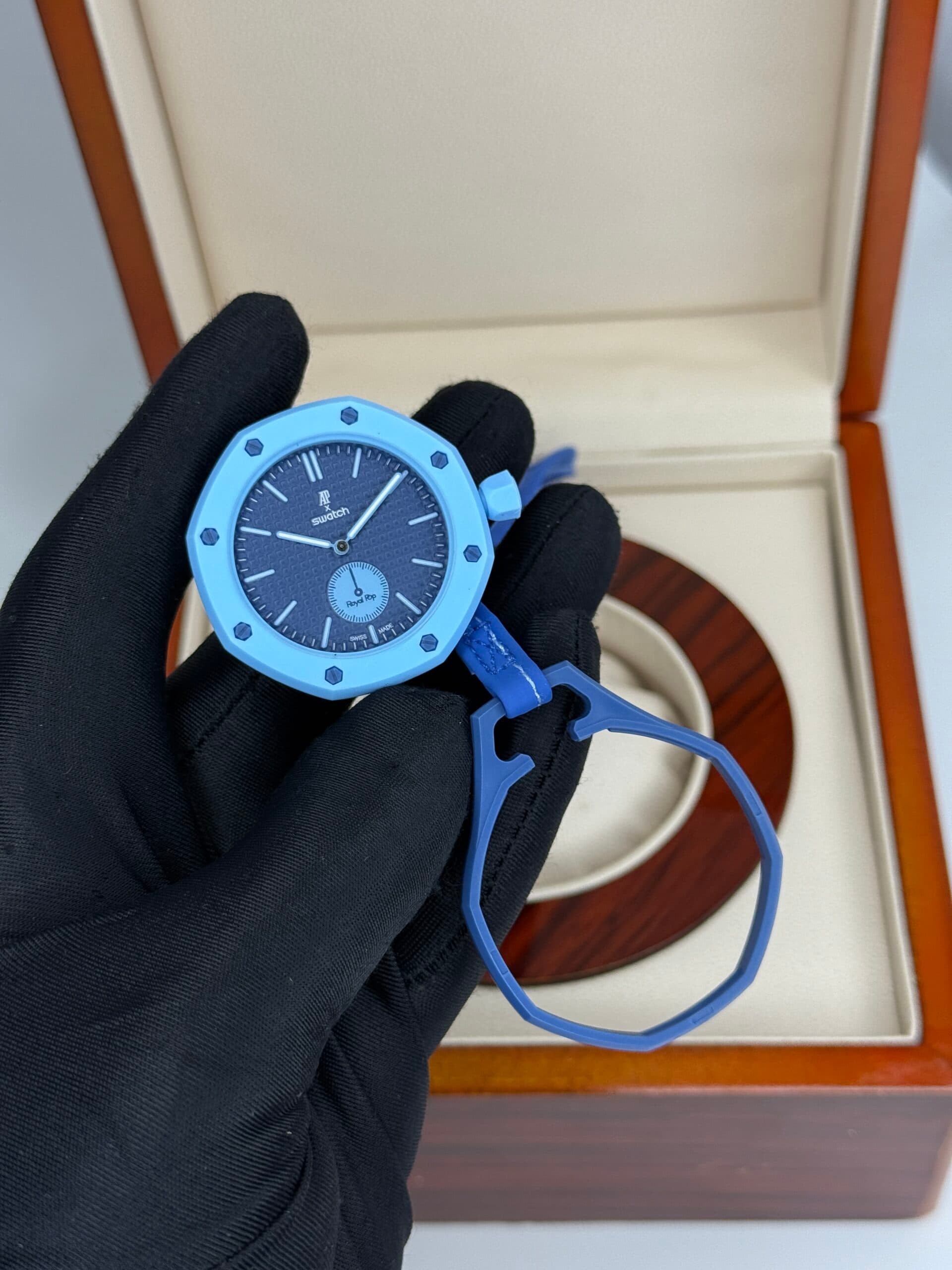 ساعت کپی AP Swatch مدل Royal Pop سورمه ای قاب آبی — تصویر ۶