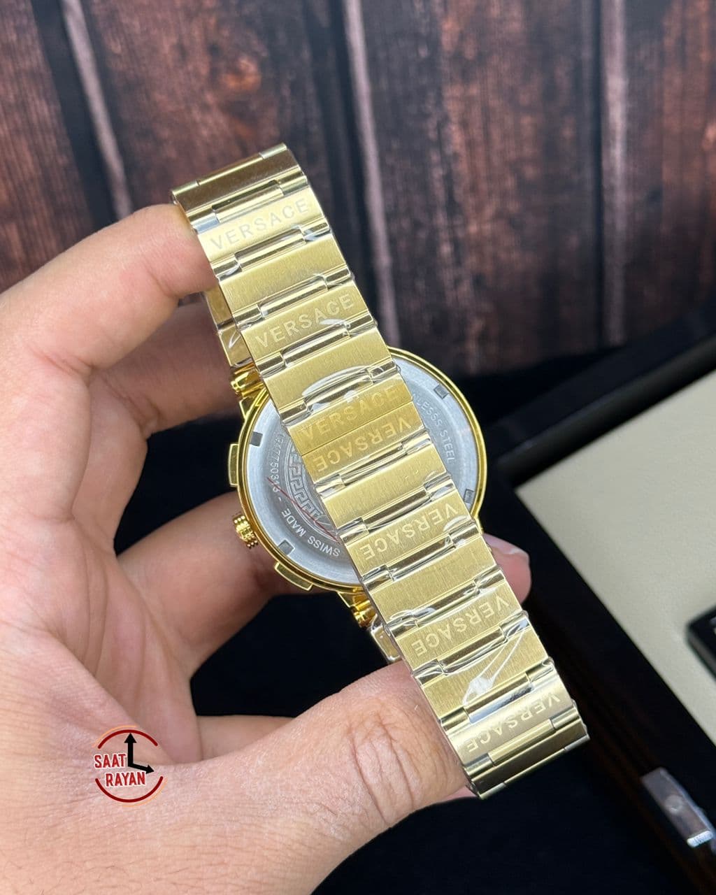 ساعت ورساچه مردانه کرنوگراف بند فلزی طلایی — تصویر ۷