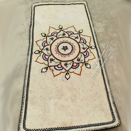 فرش نمدی گلدوزی شده — تصویر ۲