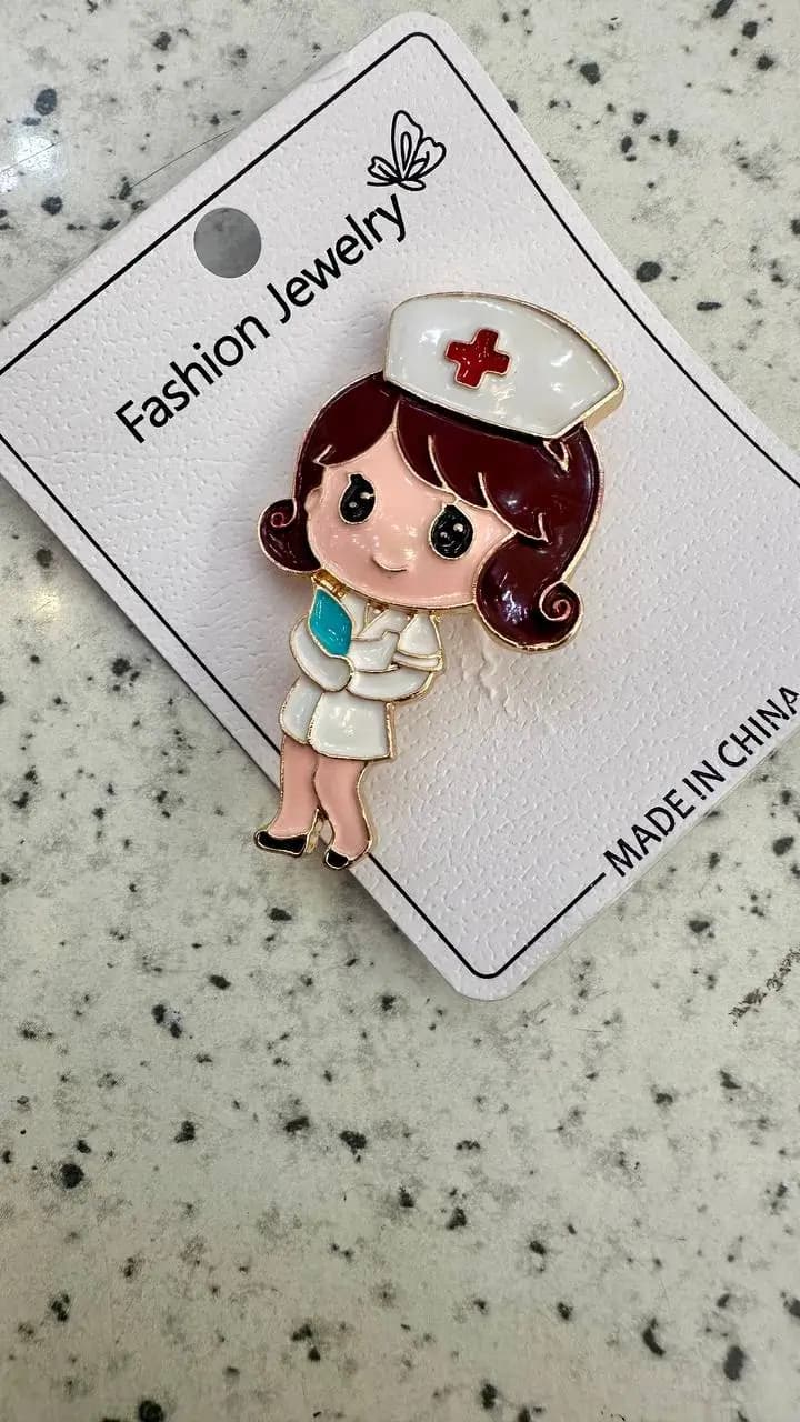 سنجاق سینه طرح پرستار کارتونی👩‍⚕️ — تصویر ۲