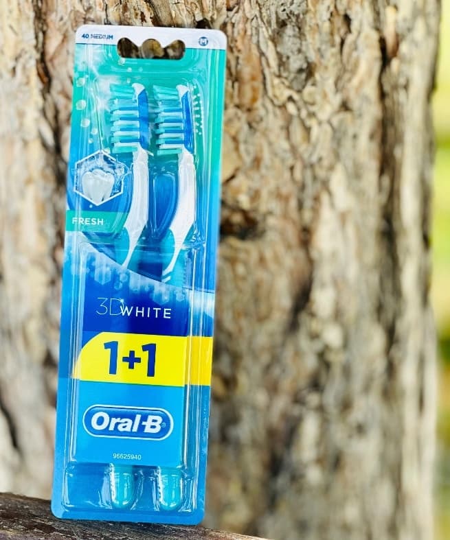 مسواک اورال بی دوقلو 3D White Fresh با برس متوسط و بسته 2 عددی — تصویر ۳