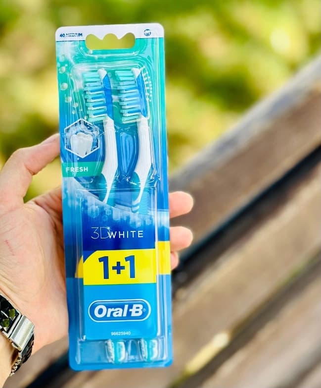 مسواک اورال بی دوقلو 3D White Fresh با برس متوسط و بسته 2 عددی — تصویر ۲