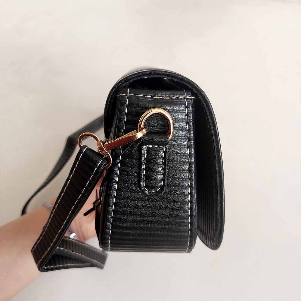 کیف پاسپورتی پکه دار YSL — تصویر ۵