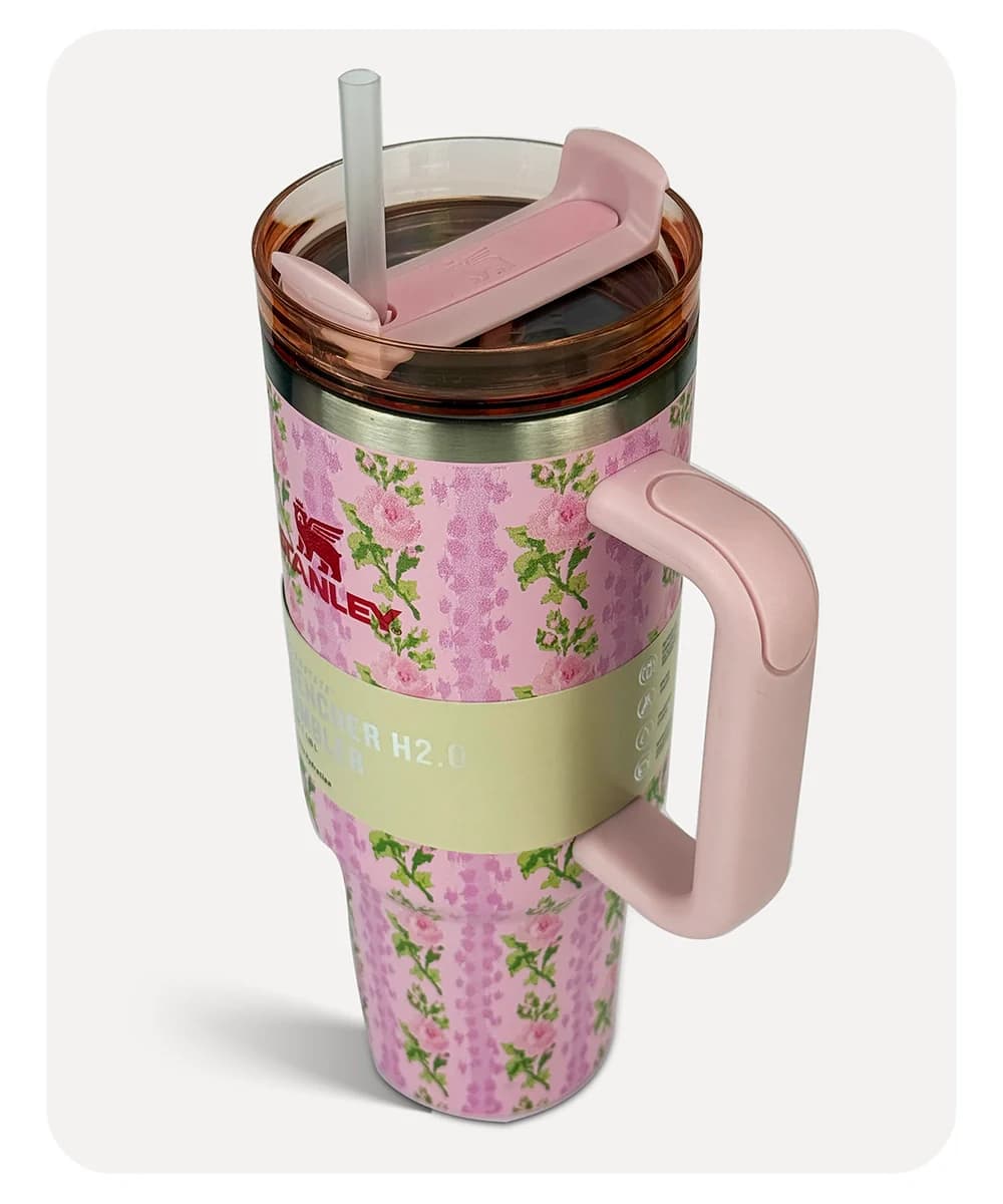 ماگ دسته دار استنلی گلدار صورتی گل برجسته ۱.۱۸ لیتر مدل Quencher Tumbler H2.0 — تصویر ۵