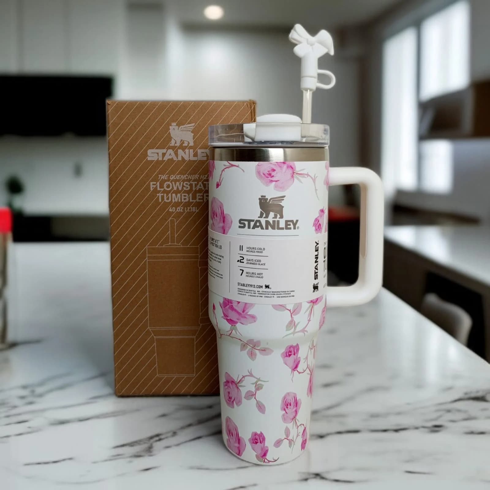 ماگ دسته‌ دار استنلی گلدار سفید صورتی گل برجسته ۱.۱۸ لیتر مدل Quencher Tumbler H2.0