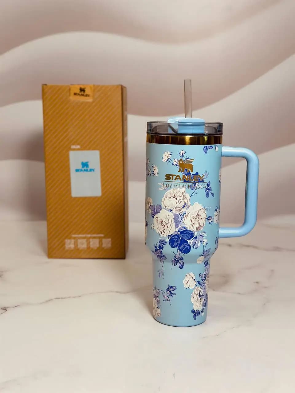 ماگ دسته‌ دار استنلی گلدار آبی ۱.۱۸ لیتر مدل Quencher Tumbler H2.0 — تصویر ۴