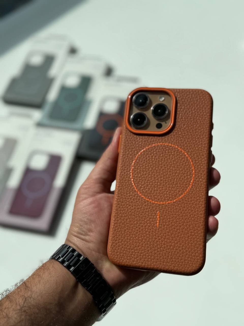 ​خرید قاب چرمی مگ سیف دار (MagSafe Leather Case) آیفون 16 پرو – در ۳ رنگ شیک — تصویر ۵