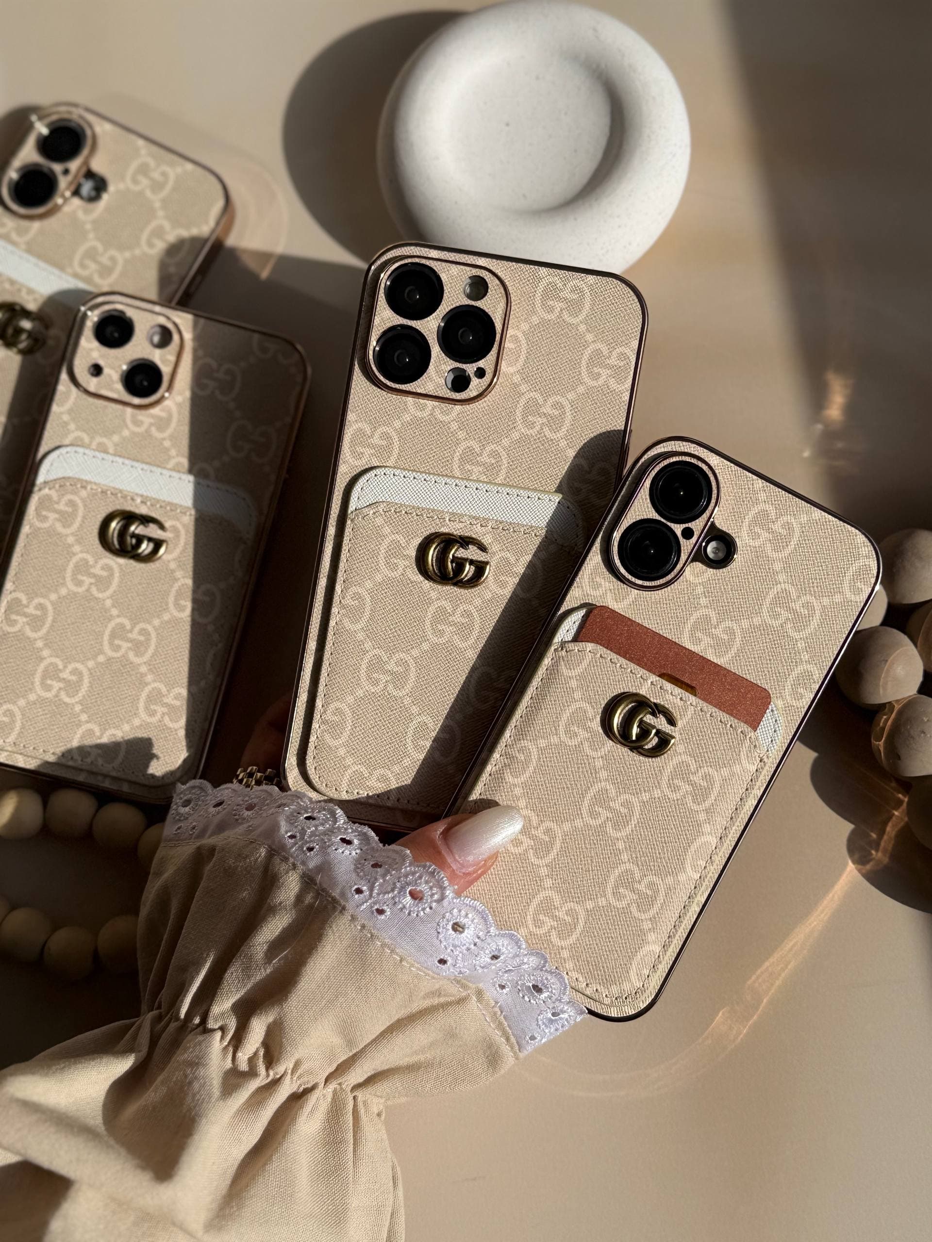 قاب جاکارتی دار GUCCI آیفون ۱۶ پرو | ترکیب استایل لوکس و کاربردی 📱✨ — تصویر ۳
