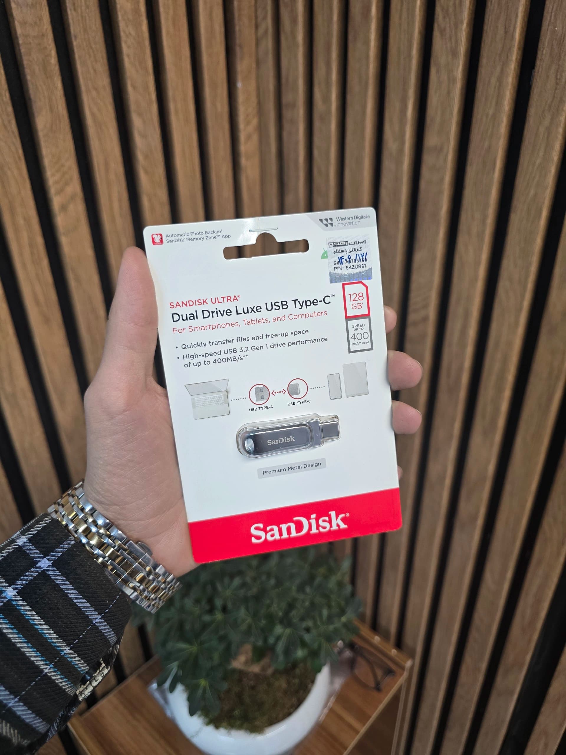 فلش مموری 128 گیگابایت سن دیسک مدل Ultra Dual Drive Luxe، دارای رابط‌های USB Type-C و USB 3.1