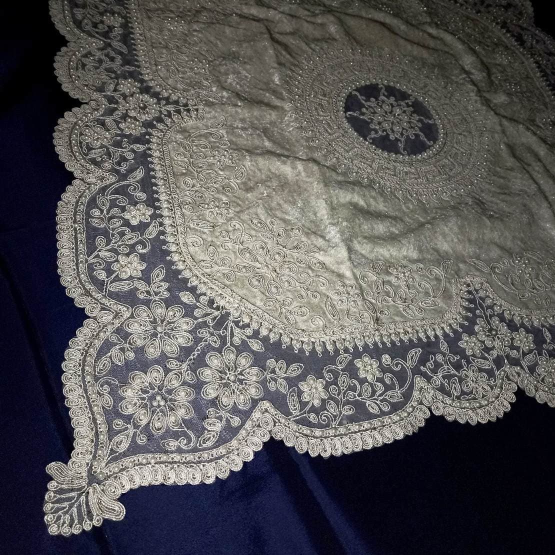 رومیزی مربع بزرگ مروارید دوزی 90*90 مخمل دانتل طرح ترک خاص کار شده مدل ورساچه — تصویر ۷