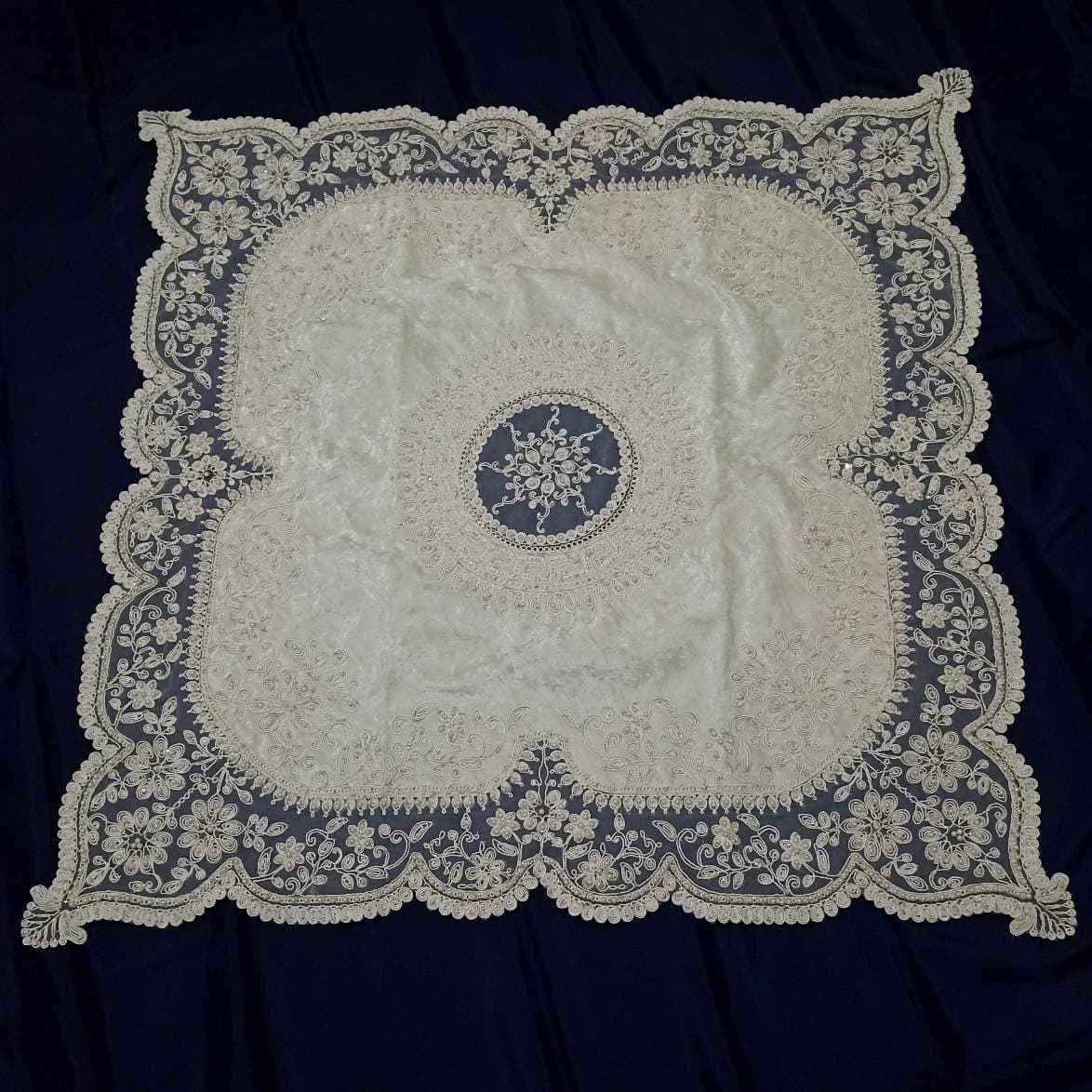 رومیزی مربع بزرگ مروارید دوزی 90*90 مخمل دانتل طرح ترک خاص کار شده مدل ورساچه