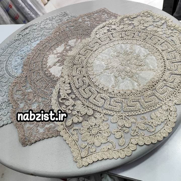 رومیزی عسلی جلومبلی دانتل طرح ترک مدل ورساچه 30*50