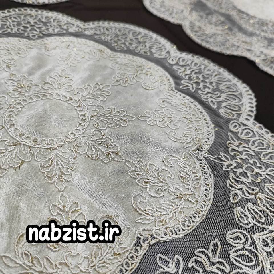 رومیزی 3 تکه گرد جلومبلی و عسلی دانتل طرح ترک مدل نگین — تصویر ۳