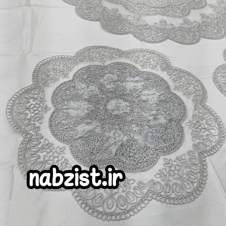 رومیزی 3 تکه گرد جلومبلی و عسلی دانتل طرح ترک مدل نگین — تصویر ۵
