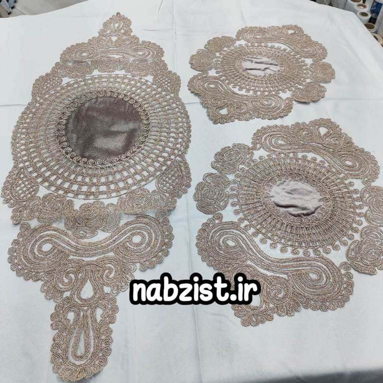 رومیزی 3 تکه جلومبلی و عسلی دانتل طرح ترک مدل رز — تصویر ۷