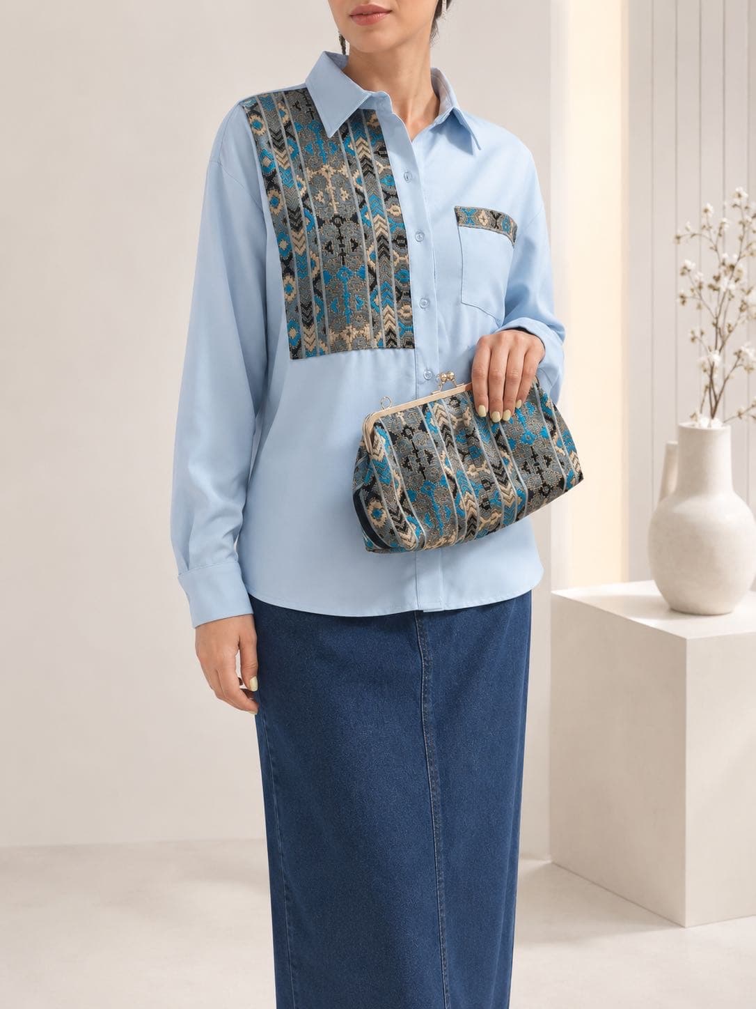 ست شومیز آبی و شلوار با سوزندوزی آبی چرخی بلوچی
