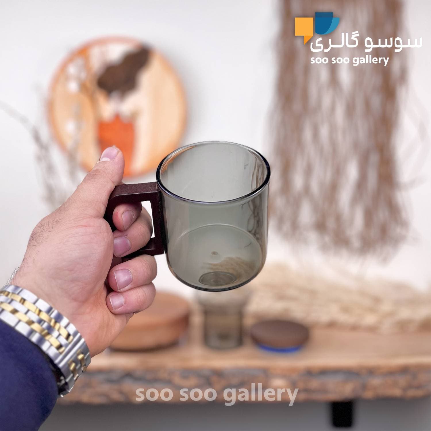 لیوان دمنوش درب چوبی پیرکس دسته مربعی دودی — تصویر ۴