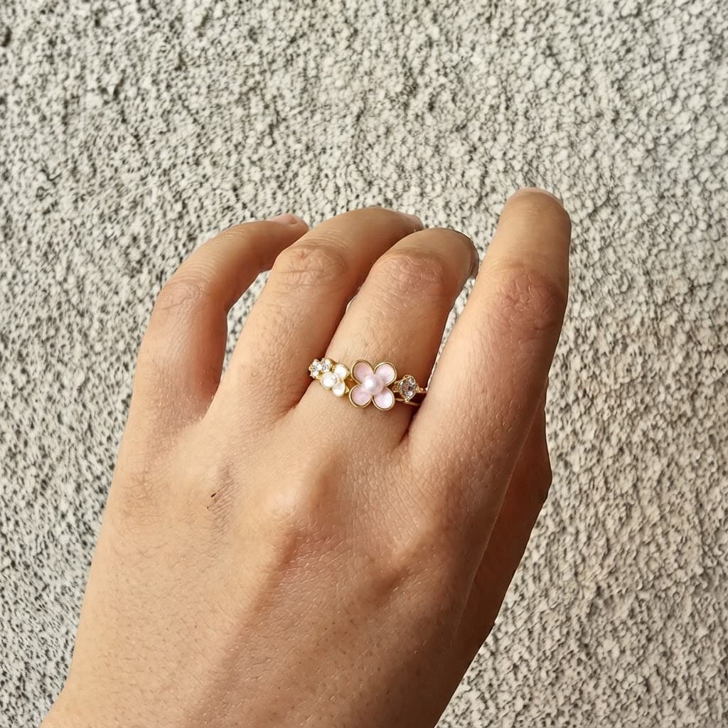 انگشتر گل میناکاری 🥰 نگین دار مروارید دار . محصولی متفاوت و زیبا. فری سایز رنگ ثابت آبکاری فوق قوی