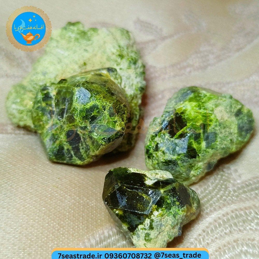 سه قطعه راف گارنت کرمان سبز کوچیکه هم پر رنگ هم نیمه شفاف دو تای دیگه غیر شفاف — تصویر ۲
