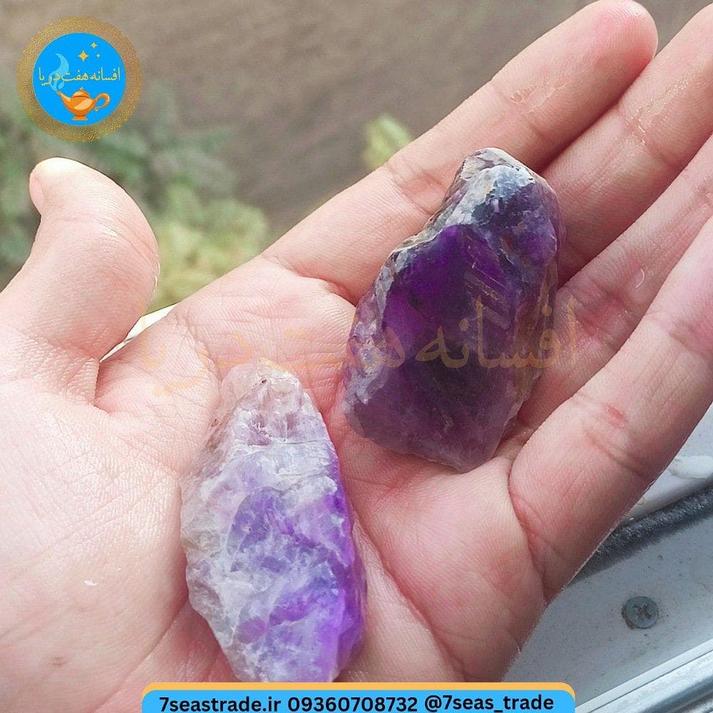 راف سنگ آمتیست طبیعی بسیار پر رنگ بنفش خوش رنگ مناسب تراش نگین و کاروینگ بدون بستر اضافی و ترک — تصویر ۴