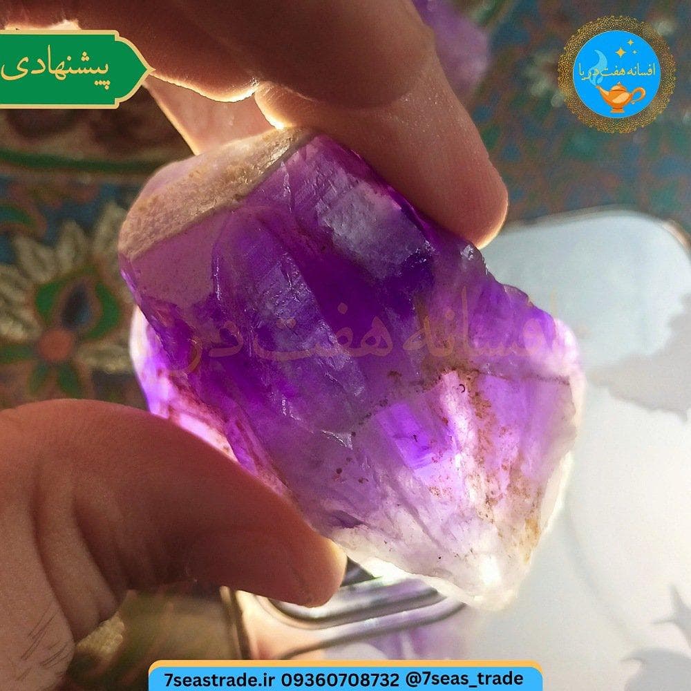 راف سنگ آمتیست طبیعی بسیار پر رنگ بنفش خوش رنگ مناسب تراش نگین و کاروینگ بدون بستر اضافی و ترک — تصویر ۶