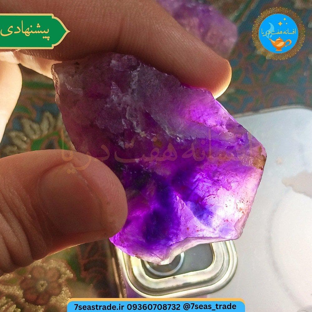 راف سنگ آمتیست طبیعی بسیار پر رنگ بنفش خوش رنگ مناسب تراش نگین و کاروینگ بدون بستر اضافی و ترک — تصویر ۵