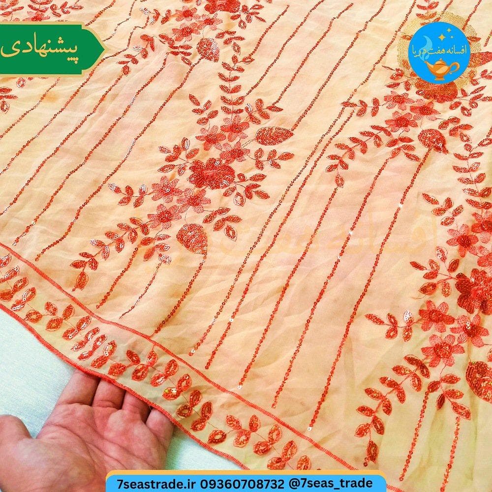 شال هندی رومیزی رنگ کرمی اندازه ۹۵×۲۰۰ طرح گلدوزی پولک دوزی نارنجی [استوک وارداتی] ایراد ها : یک لکه ۲ سانتی — تصویر ۳