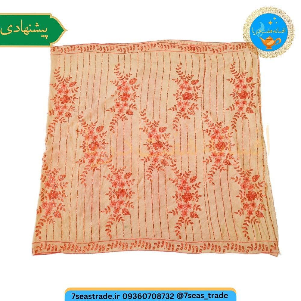 شال هندی رومیزی رنگ کرمی اندازه ۹۵×۲۰۰ طرح گلدوزی پولک دوزی نارنجی [استوک وارداتی] ایراد ها : یک لکه ۲ سانتی — تصویر ۷