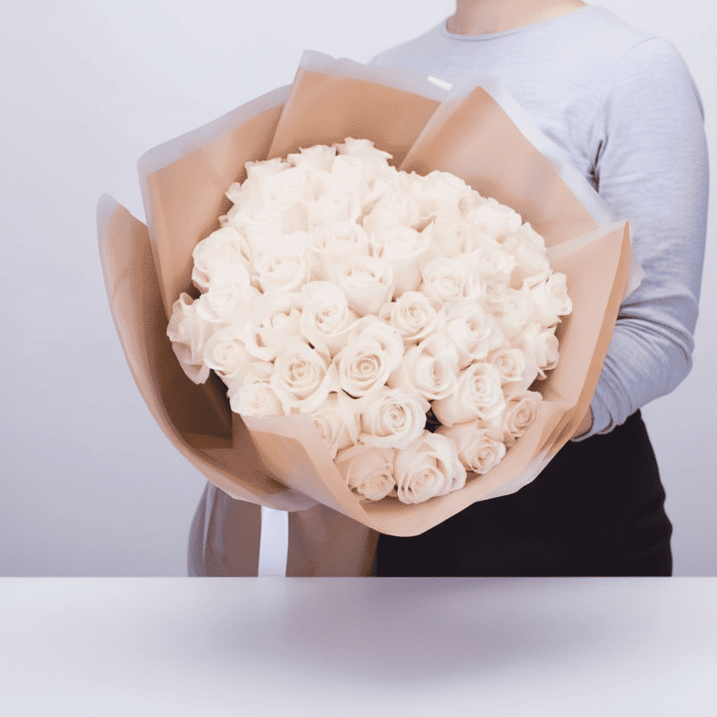 دسته گل رز سفید زیبا با روبان گره خورده است کد31 (کویت)