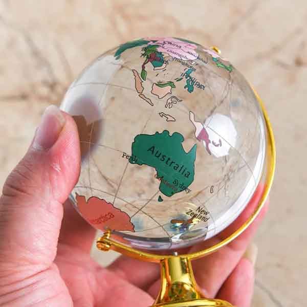 کره زمین کریستالی پایه طلایی با نقشه رنگی — تصویر ۸
