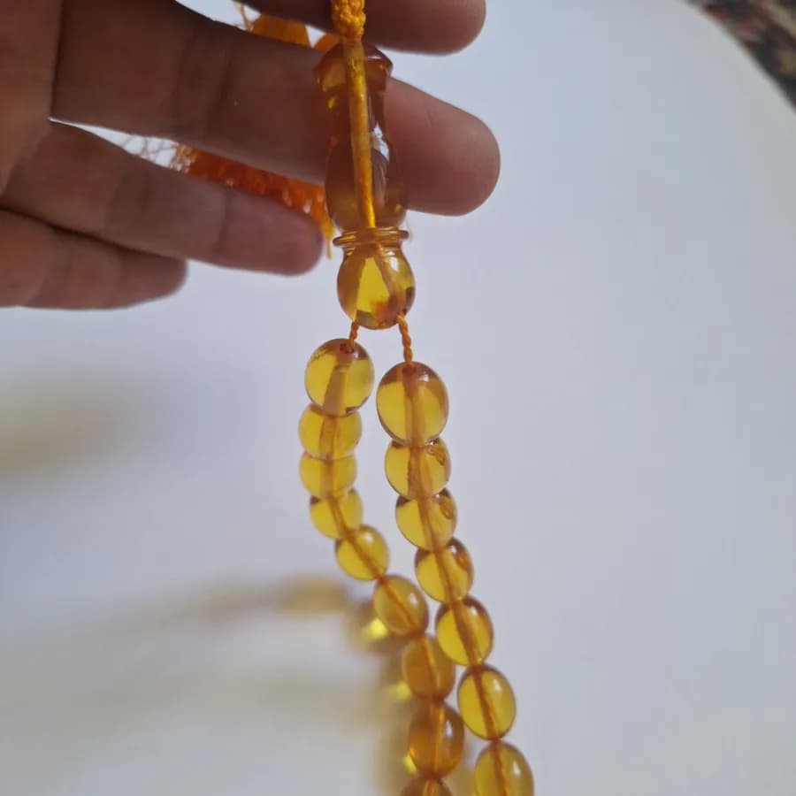 تسبیح سندلوس 33 دانه اصل بودار کد 1365 تخممرغی زرد دو منگوله آقابزرگ — تصویر ۳