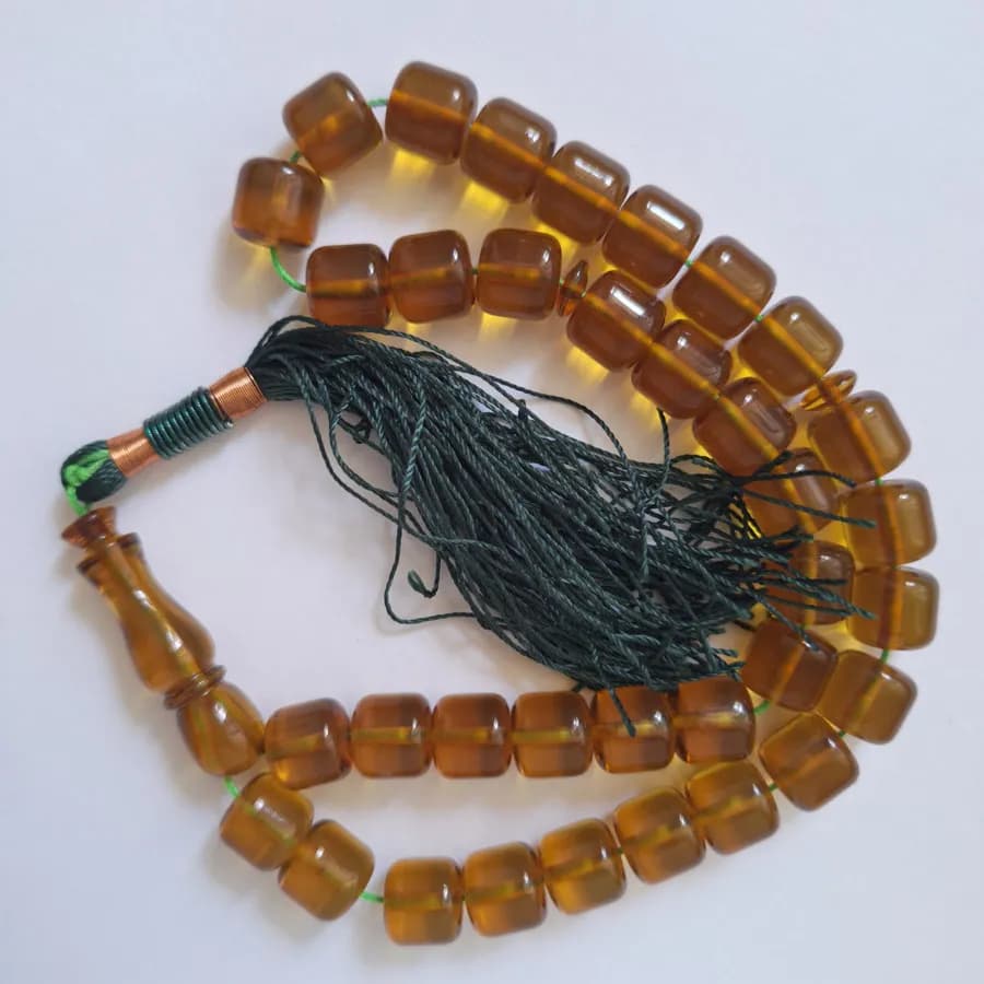 تسبیح سندلوس عسلی بودار 35 دانه اصل کد 1351 استوانه‌ای بسیار خوشرنگ آقابزرگ — تصویر ۳