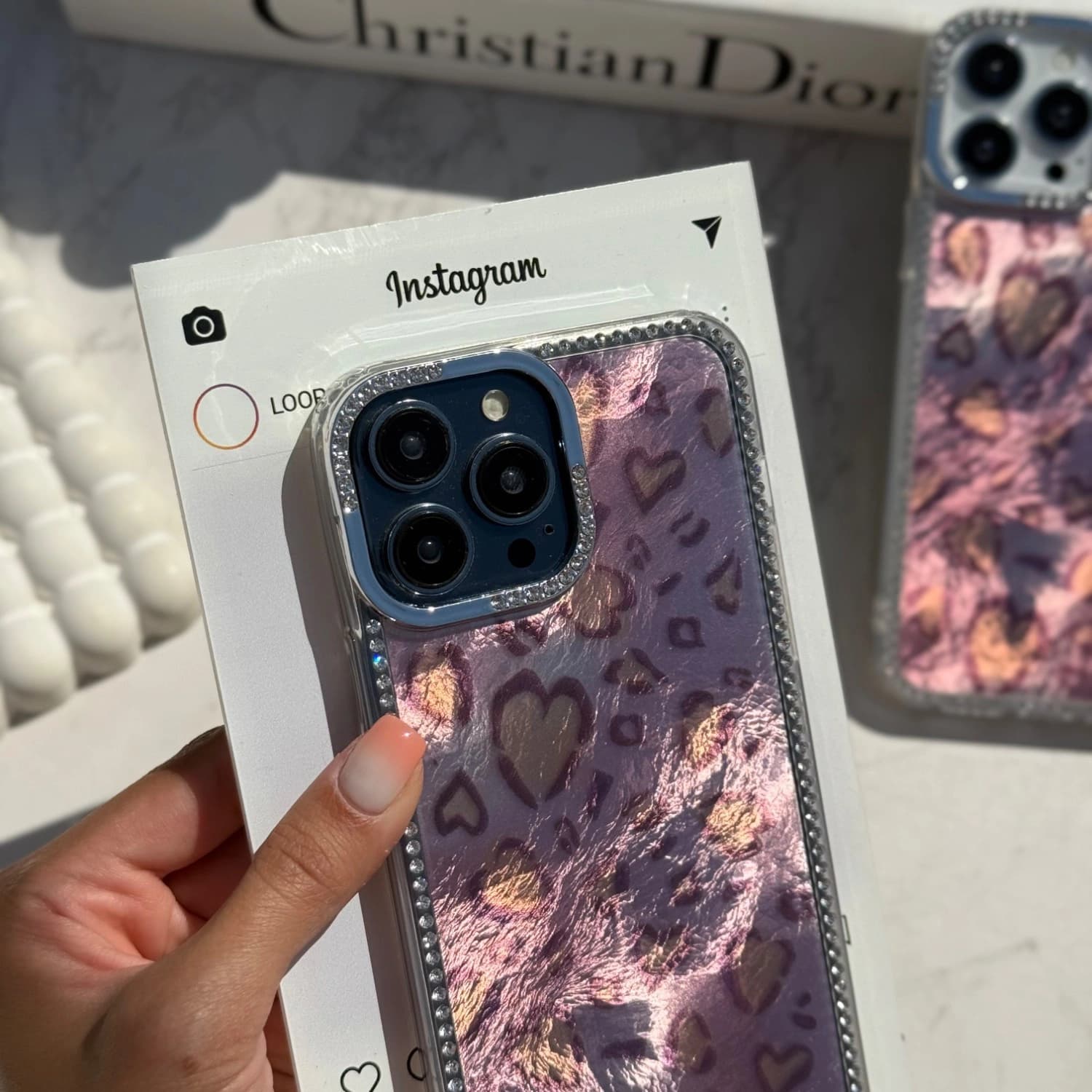 قاب آیفون پلنگی قلبی نگین دار صورتی — تصویر ۳