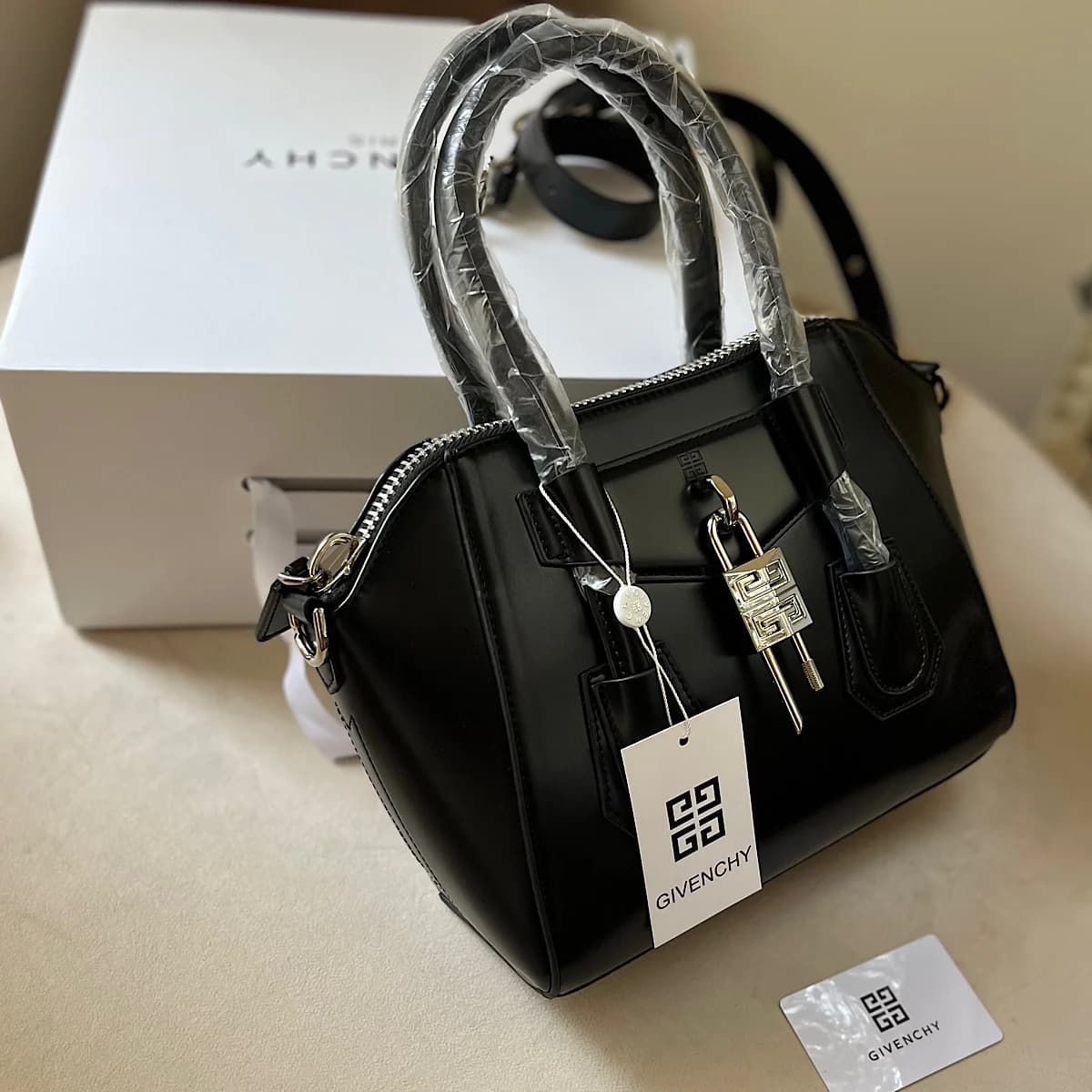 کیف جیوانچی Givenchy Antigona Lock bag — تصویر ۵