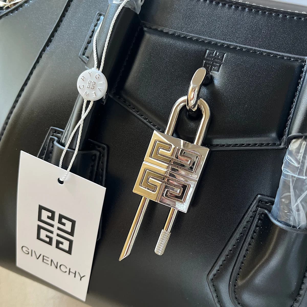 کیف جیوانچی Givenchy Antigona Lock bag — تصویر ۶