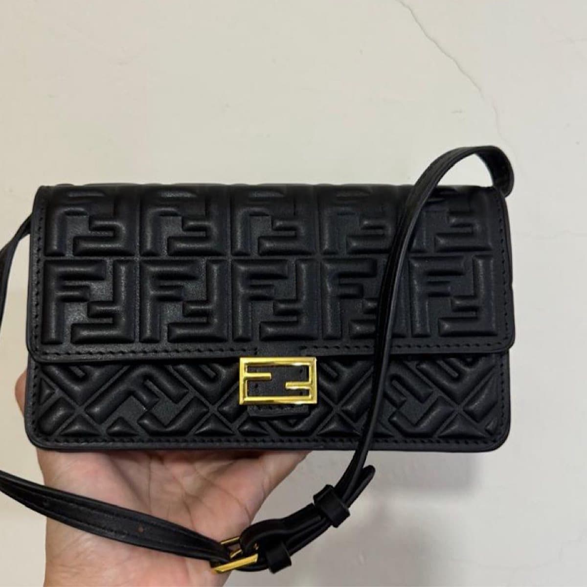 کیف فندی (Fendi Baguette Bag) — تصویر ۳