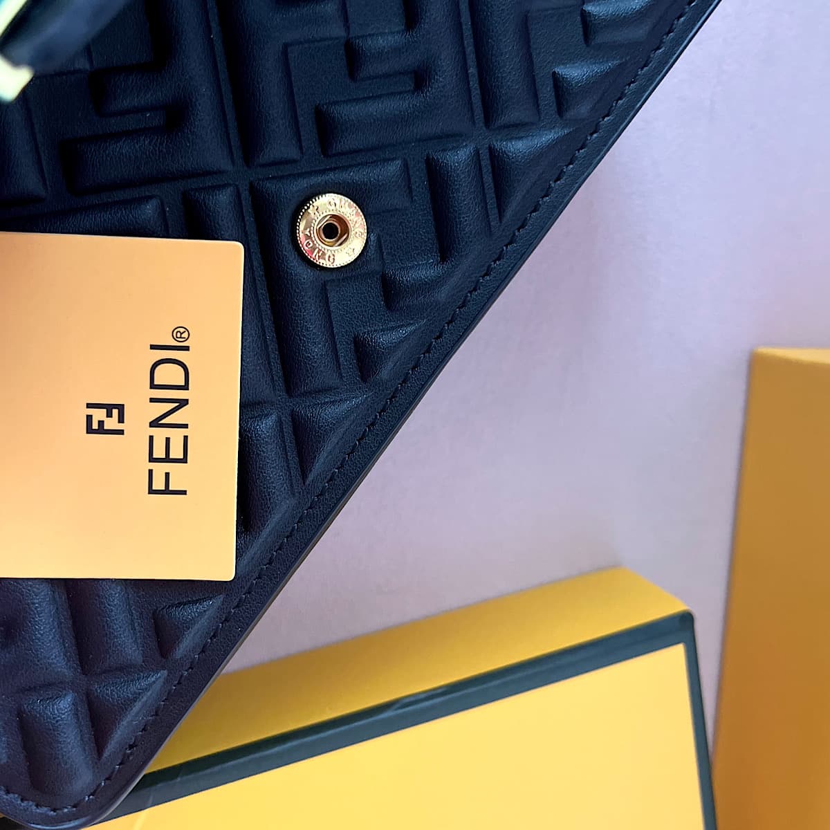 کیف فندی (Fendi Baguette Bag) — تصویر ۷