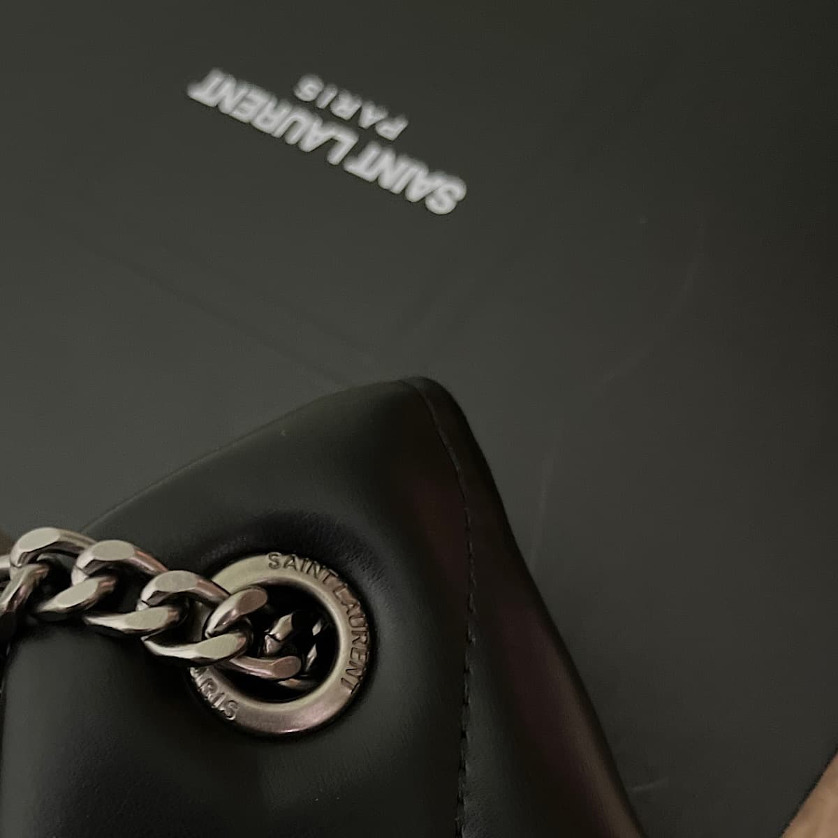 کیف ایوسن لورن (Saint Laurent Loulou bag) — تصویر ۴