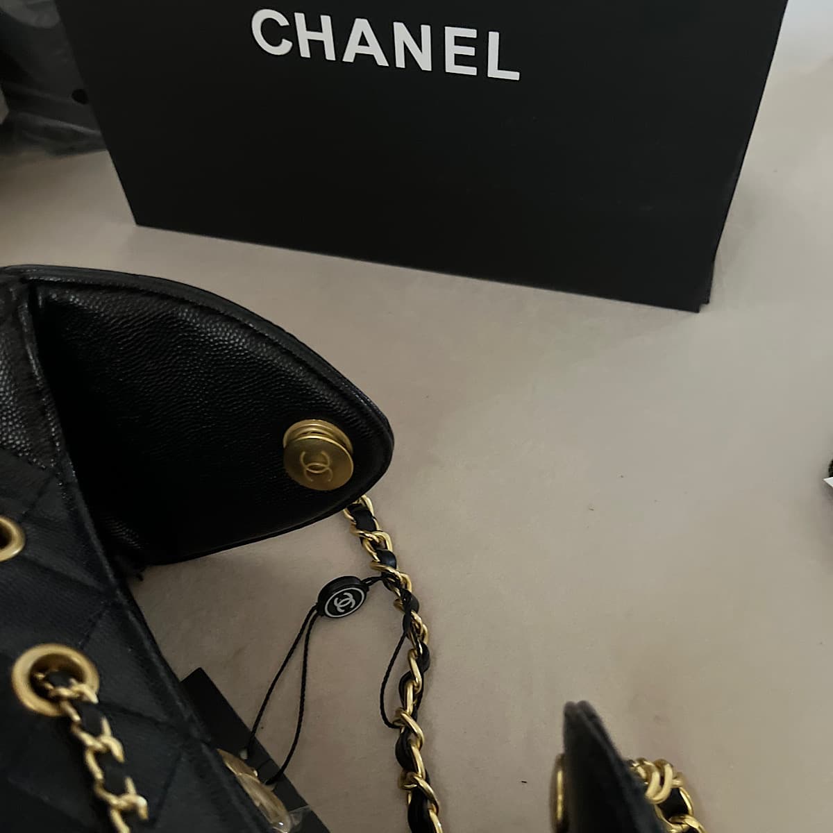 کیف شنل (CHANEL Hobo Bag Black Caviar Antique Gold Hardware) — تصویر ۴