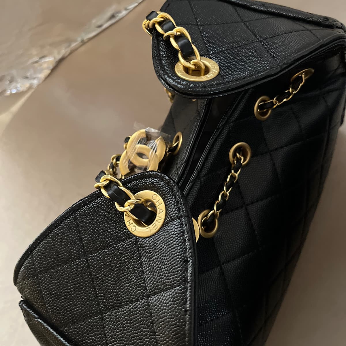 کیف شنل (CHANEL Hobo Bag Black Caviar Antique Gold Hardware) — تصویر ۳
