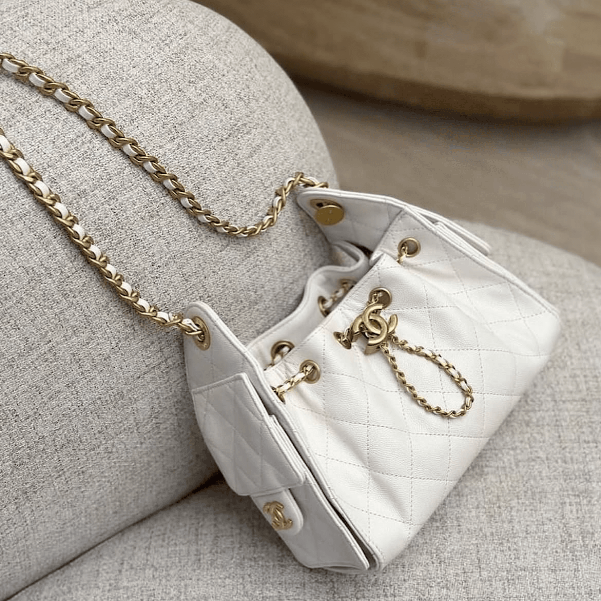 کیف شنل (CHANEL Hobo Bag White Caviar Antique Gold Hardware) — تصویر ۷
