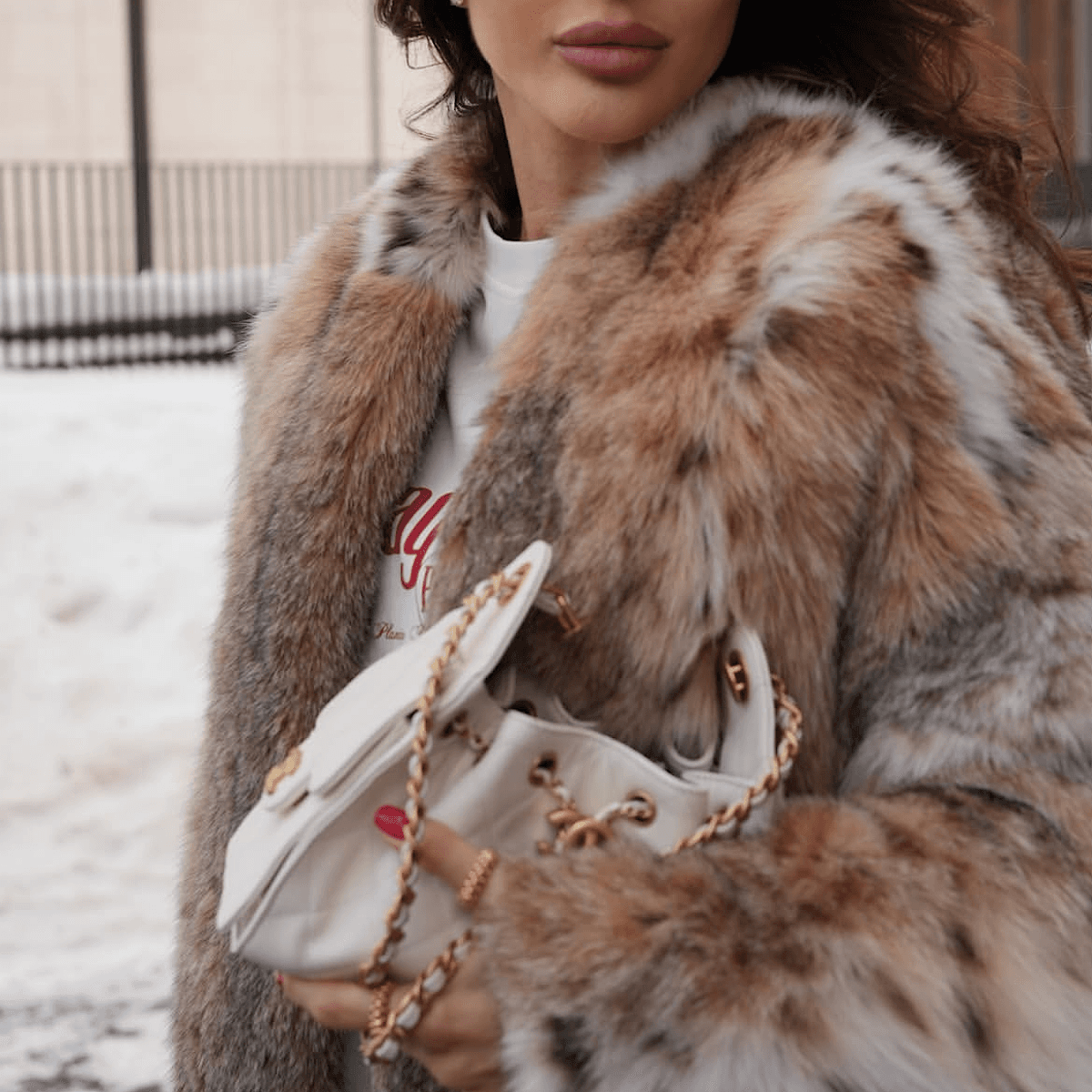 کیف شنل (CHANEL Hobo Bag White Caviar Antique Gold Hardware) — تصویر ۸