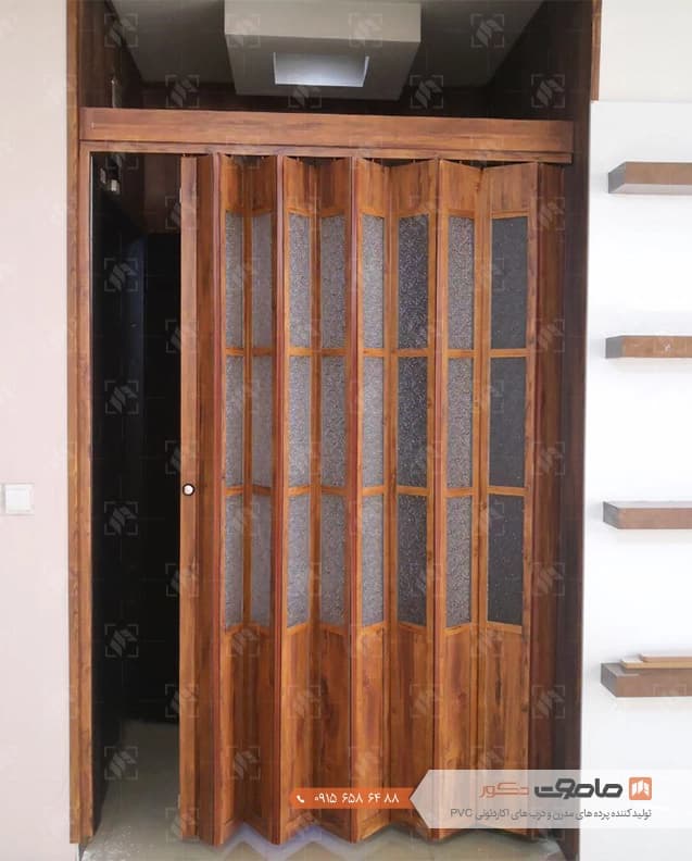 درب آکاردئونی pvc پنجره دار رنگ گردویی طلایی کد P-6