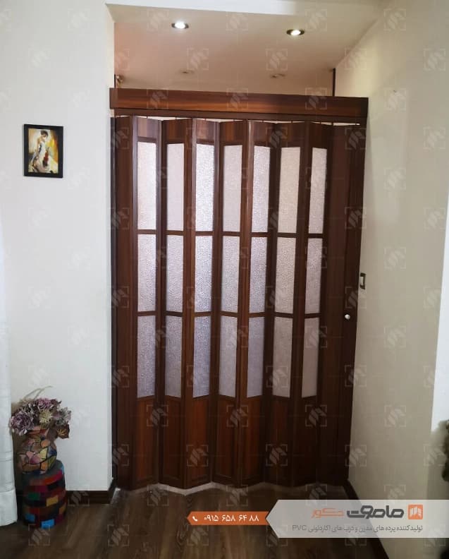 درب آکاردئونی pvc پنجره دار رنگ جویز کدP-1