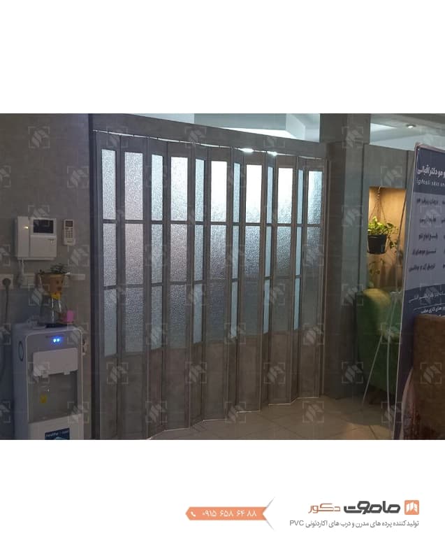 درب آکاردئونی pvc پنجره دار رنگ پتینه طوسی کد P-9 — تصویر ۳