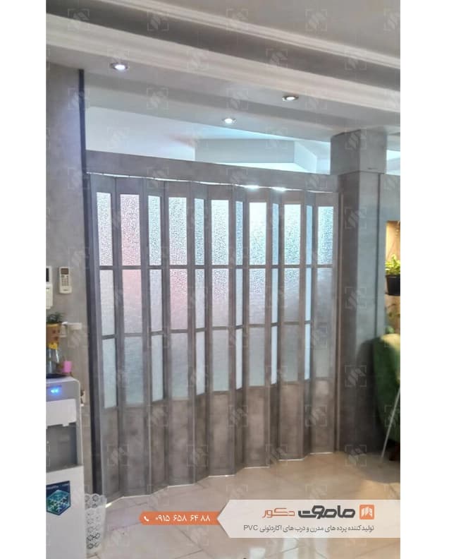 درب آکاردئونی pvc پنجره دار رنگ پتینه طوسی کد P-9 — تصویر ۲