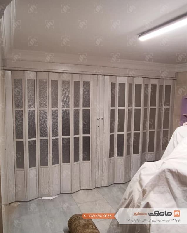 درب آکاردئونی pvc پنجره دار رنگ سفید نقره ای کد P-7 — تصویر ۴