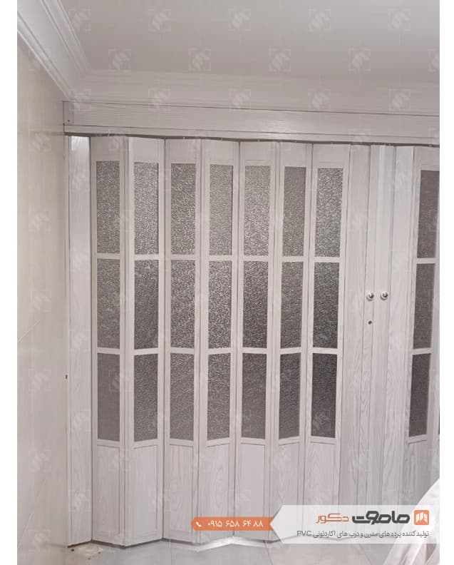 درب آکاردئونی pvc پنجره دار رنگ سفید نقره ای کد P-7 — تصویر ۳